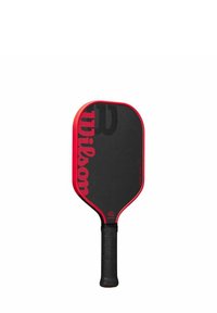 Paddle da pickleball rosso e nero con superficie liscia, forma ovale, manico testurizzato e logo del marchio in evidenza su un lato.