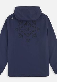 Veste imperméable bleu marine avec capuche, présentant un audacieux motif graphique de feuilles noires au dos et des cordons réglables.