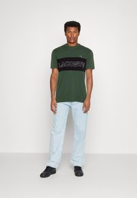 Lacoste COLOR BLOCK - T-shirt con stampa - vert fonce/bleu marine