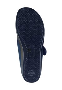 Sole di scarpa blu navy con fondo in gomma testurizzata caratterizzato da un motivo a spina di pesce. Il lato mostra una transizione in tessuto liscio.