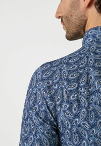 Kurzarmhemd in Marineblau mit aufwendigem weißen und hellblauen Paisleymuster; Baumwollstoff mit glatter Textur und lässigem Kragen.