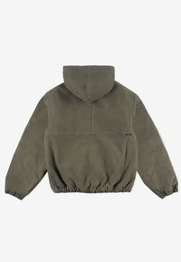 Oliwkowa kurtka z kapturem, z wąskim pasem w talii i mankietami, o gładkiej, matowej teksturze oraz szwem na górnej części pleców.