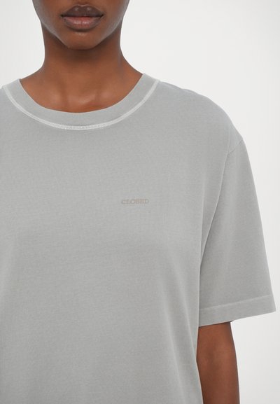CLOSED RELAXED - Pamata T-krekls - mud grey