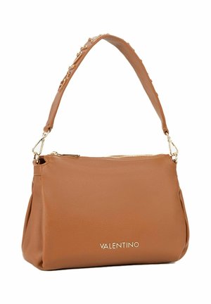 Sac à main Valentino en cuir tan avec logo doré, fermeture éclair supérieure et bandoulière amovible décorée.