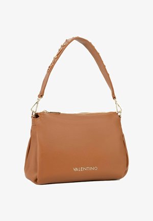 Borsa Valentino in pelle color cuoio con logo dorato, cerniera superiore e tracolla decorata e removibile.