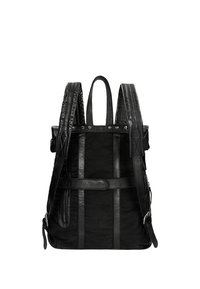 Zaino nero realizzato in tessuto e pelle, dotato di due spalline larghe, una tasca laterale con zipper e dettagli in pelle.