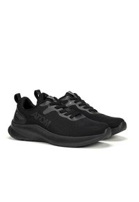 Zapatillas deportivas negras con parte superior de malla, cuello acolchado, cordones planos y suela texturizada. El diseño es aerodinámico y liviano.