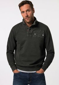 Suéter pulido de color gris oscuro con un cuello alto, detalle en el interior del cuello en contraste, tapeta de tres botones y logo bordado en el pecho.