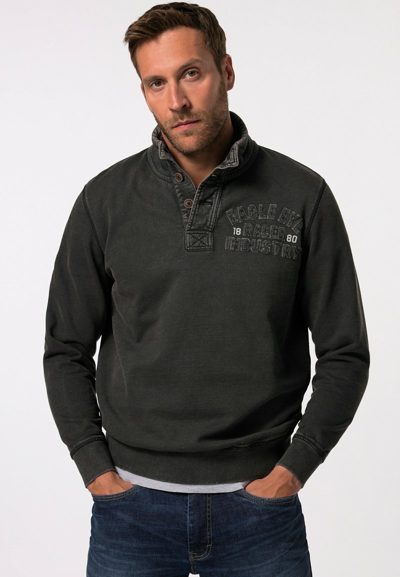 Suéter pulido de color gris oscuro con un cuello alto, detalle en el interior del cuello en contraste, tapeta de tres botones y logo bordado en el pecho.