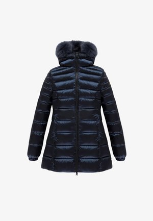 Granatowa kurtka pikowana z zamkiem z przodu, ściągaczami na rękawach oraz kapturem podszytym sztucznym futrem. Gładki, błyszczący materiał z poziomymi przeszyciami.