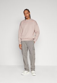 Abercrombie & Fitch ESSENTIAL CREW - Sweatshirt - bark