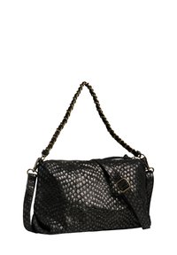 Sac à main noir avec une texture granuleuse, présentant un motif en relief, une bandoulière amovible, une anse en chaîne et une fermeture éclair.