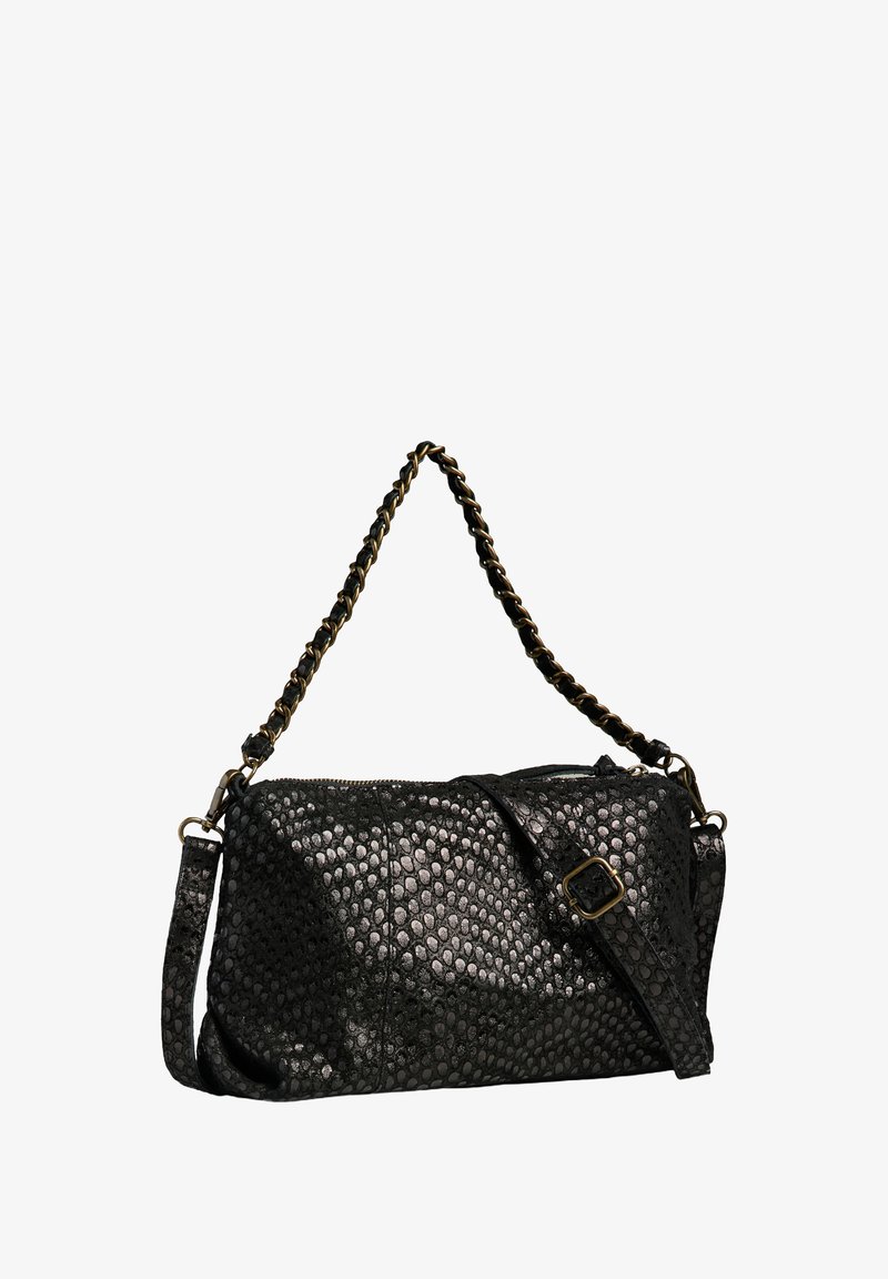 Sac à main noir avec une texture granuleuse, présentant un motif en relief, une bandoulière amovible, une anse en chaîne et une fermeture éclair.