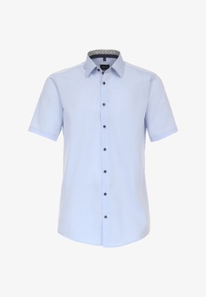 Lichtblauwe blouse met korte mouwen en een kraag, voorzien van zwarte knopen en een gepatterneerd detail aan de binnenkant van de kraag. Gladde stofstructuur.