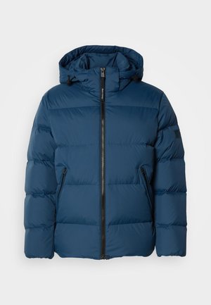 Veste matelassée bleue avec capuche, dotée d'une fermeture éclair à l'avant, de deux poches latérales et de sections matelassées pour l'isolation. Matériau lisse et résistant à l'eau.