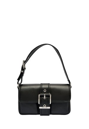 Czarna skórzana torba na ramię z przednim paskiem z klamrą i srebrnymi elementami, regulowanym uchwytem oraz metalową tabliczką z logo Michael Kors.
