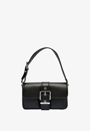 Bolso de hombro de cuero negro con correa frontal con hebilla y herrajes plateados, asa ajustable y placa con el logo de Michael Kors.