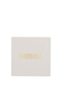 Kvadratisk vit läderunderlägg med ordet "amor" präglat i guldfolie i centrum.