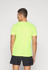 ASICS CORE TOP - Camiseta deportiva - safety yellow