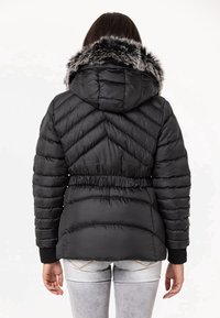 Schwarze Pufferjacke mit Chevron-Muster, einer mit Fell gefütterten Kapuze, elastischem Bund und gerippten Bündchen, die eine glatte, glänzende Textur aufweist.