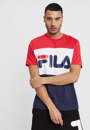 Kurzärmliges T-Shirt in Rot, Weiß und Marineblau mit großem "FILA"-Logo auf der Brust. Baumwollmischung, Rundhalsausschnitt, normale Passform.