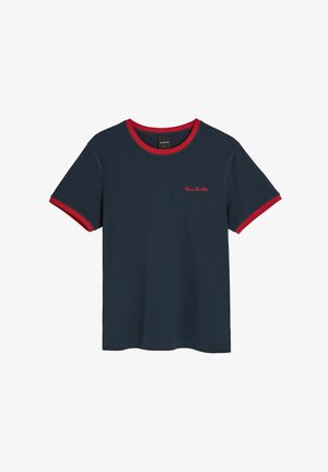 Granatowy t-shirt z krótkim rękawem, czerwonym kołnierzem i czerwonymi wykończeniami rękawów, mały czerwony haftowany napis na lewej piersi.