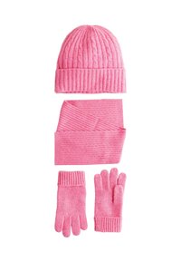 Roze gebreide accessoireset inclusief een geribde beanie, een gestructureerde sjaal en handschoenen, allemaal met een zachte, fuzzy textuur.