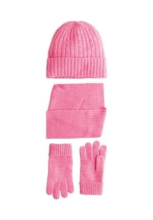 Set de accesorii tricotate roz, care include o căciulă cu benzi, o eșarfă texturată și mănuși, toate având o textură moale și pufoasă.
