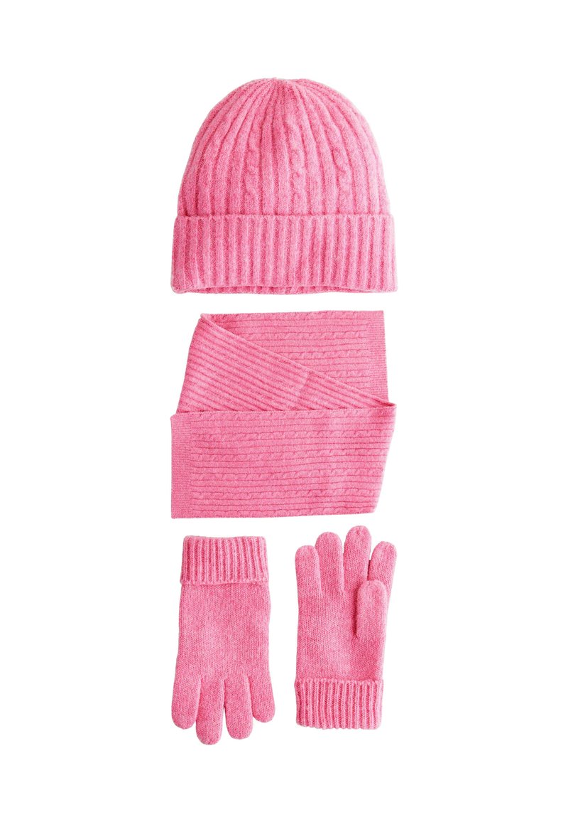 Roze gebreide accessoireset inclusief een geribde beanie, een gestructureerde sjaal en handschoenen, allemaal met een zachte, fuzzy textuur.