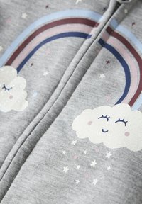 Grauer Reißverschluss-Hoodie mit einem Regenbogendesign in Blau, Pink und Bordeaux, verziert mit glitzernden lächelnden Wolken und Sternakzenten auf der Vorderseite.