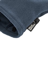 Gant en polaire bleu avec une texture douce, doté d'une étiquette noire et d'une ouverture ajustée. Le bord extérieur présente une finition de couture lisse.