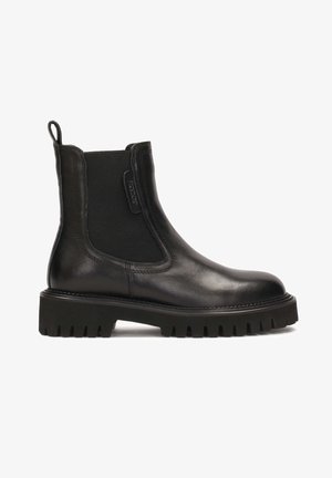Czarne skórzane botki Chelsea z elastycznymi bocznymi panelami, okrągłym noskiem i masywną gumową podeszwą z wyraźnym bieżnikiem oraz subtelnymi detalami w szwie.