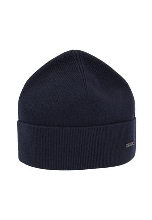Bonnet en tricot côtelé bleu marine avec revers plié et petite étiquette de marque rectangulaire en métal sur le revers.