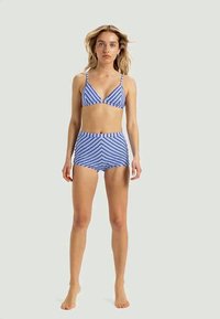Csíkos két részes fürdőruha, amely egy háromszög bikini toppal és magas derekú sorttal készült kék és fehér anyagból. Puha tapintás, minimális fém alkatrészek.