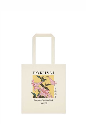Sac fourre-tout en toile avec illustration de lys trompettes roses, texte "Hokusai," et description "Trumpet Lilies Woodblock 1831/32" sur fond jaune.
