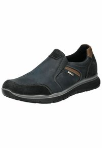 Zapato masculino tipo slip-on en cuero azul oscuro con acentos en ante negro, costuras en contraste, suela texturizada y detalle en cuero marrón.