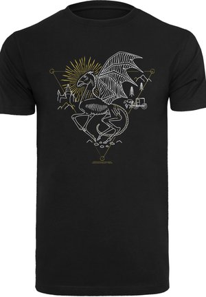 Melna T-kreklu ar grafisku dizainu, kurā attēlots skeleta pūķis ar spārniem, ko ieskauj ģeometriski formas un zeltaini balti akcenti.