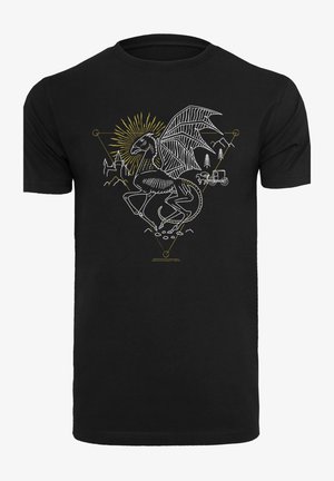 Mustat T-paita, jossa on graafinen kuva luurankodragonista siipineen, ympäröitynä geometrisilla muodoilla ja kultaisilla sekä valkoisilla akenteilla.