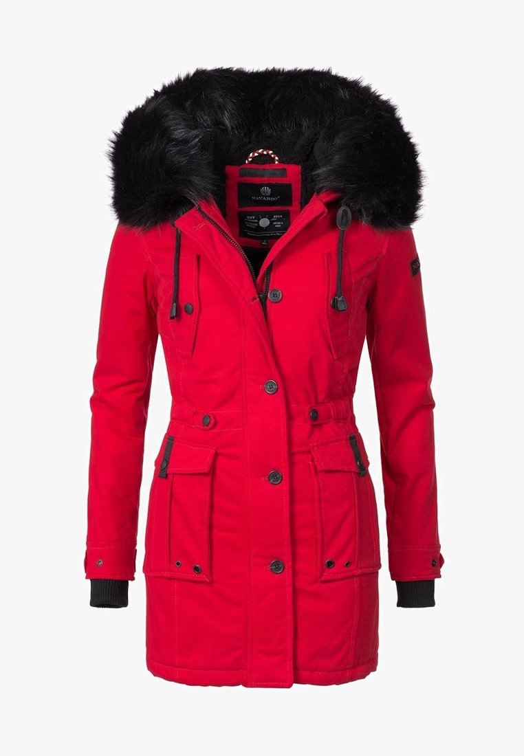 Parka d'hiver rouge avec bordure de capuche en fausse fourrure noire, boutons noirs, poches à rabat à l'avant et cordon de serrage ajustable à la taille.