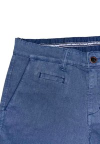 Pantalones para hombre de tela azul tejida con frente plano, bolsillos laterales y textura sutil. Presentan un botón marrón y una pretina con patrón.