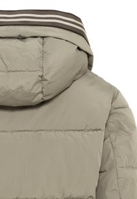 Beżowa kurtka puchowa widziana od tyłu, z dopasowanym kapturem i prążkowanym kołnierzem w brązowe paski. Gładka faktura z przeszywanymi detalami.