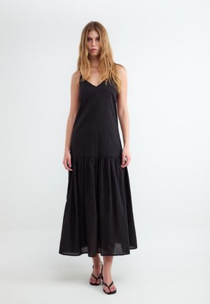 Balmohk, Side-Slit Detail - Maxikjoler - black