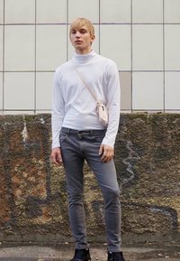 Wrangler LARSTON - Calças de ganga justas - revelation