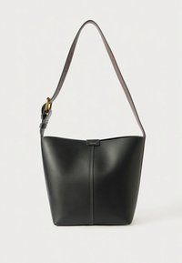 Borsa a tracolla in pelle nera con texture liscia, apertura ampia e tracolla regolabile grigia. Presenta una cucitura sottile e dettagli in metallo color oro.