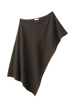 Poncho tricoté asymétrique marron foncé avec un large décolleté et une silhouette fluide, présenté sur un fond blanc.