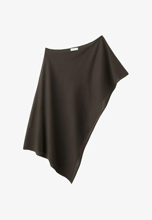 Poncho asimetric maro închis tricotat, cu un decolteu larg și o siluetă fluidă, expus pe un fundal alb.