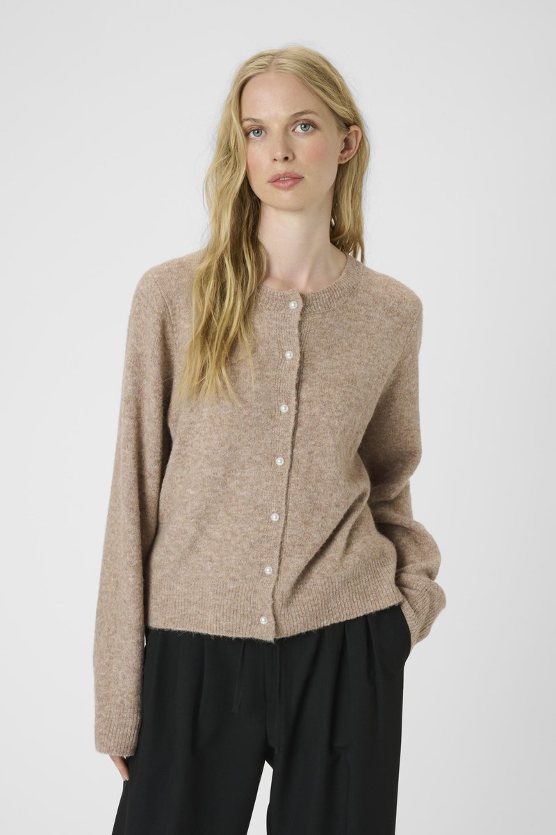 Ljusbrun cardigan av mjukt tyg, med rund halsringning, knäppt fram med pärlliknande knappar och långa ärmar.