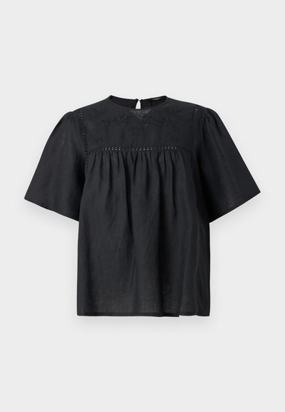 Μαύρο μπλουζάκι με κοντά μανίκια και φαρδιά μανίκια, κεντήματα λουλουδιών στο στήθος και πιέτες ύφασμα κάτω από το επάνω μέρος.