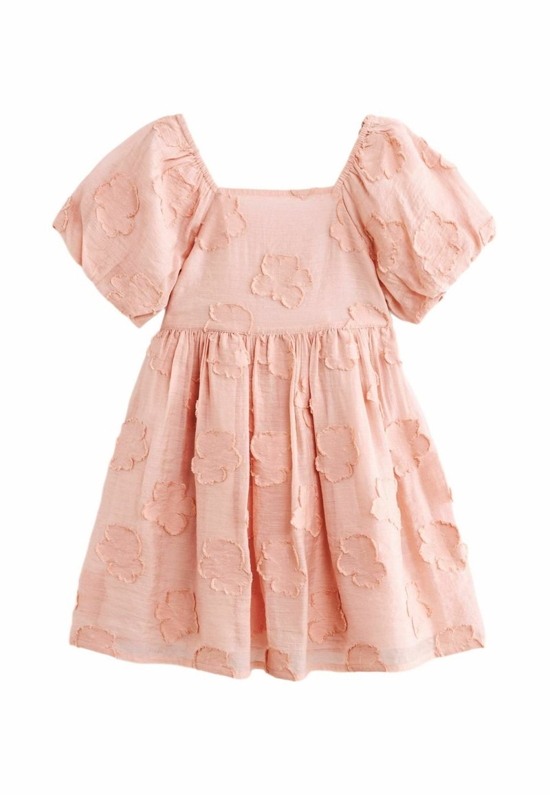 Vaaleanpunainen mekko, jossa on lyhyet puffihihat, neliökaulus ja kukkakirjontakuosi. Laskostettu hame, jossa on kerätty vyötärö.