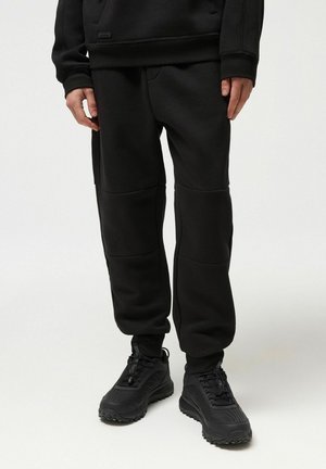 - Spodnie treningowe